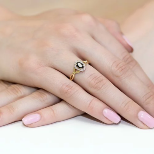 Złoty pierścionek z Szafirem 0,70ct i Diamentami próby 585. W-0182SZA